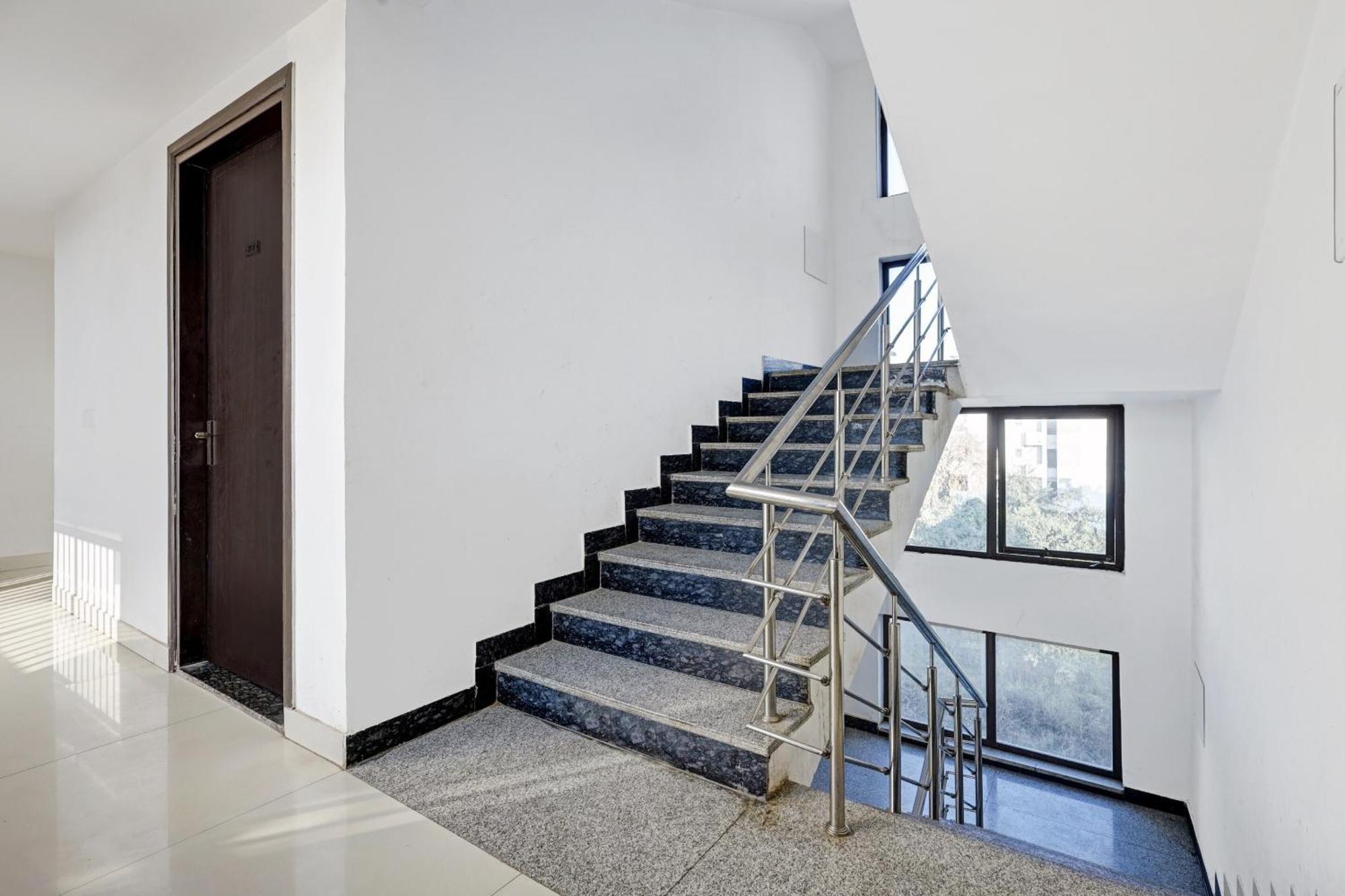 Super Townhouse Tipsyy Near Bestech Square Mall 4* Gurgaon