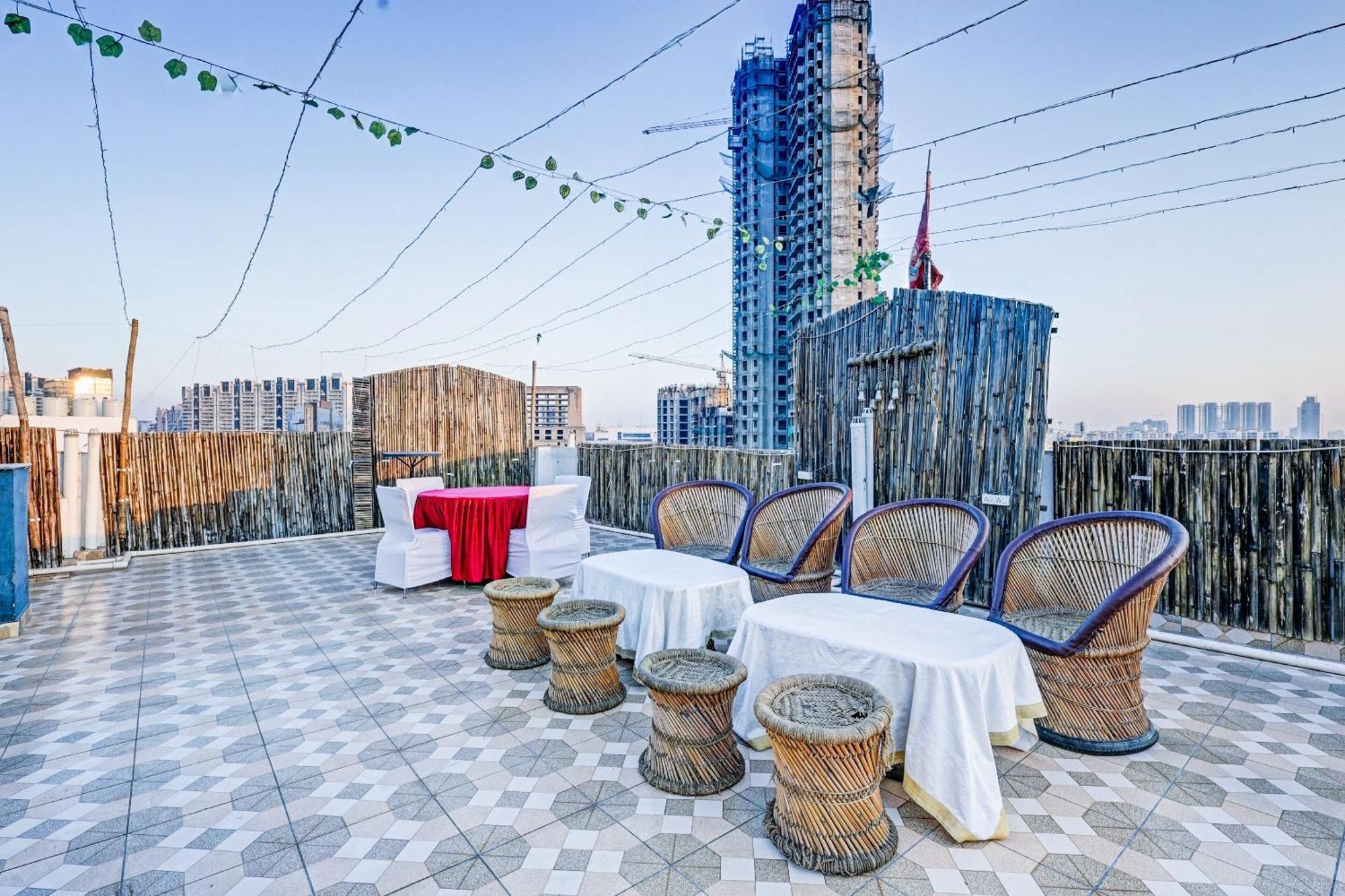 Super Townhouse Tipsyy Near Bestech Square Mall