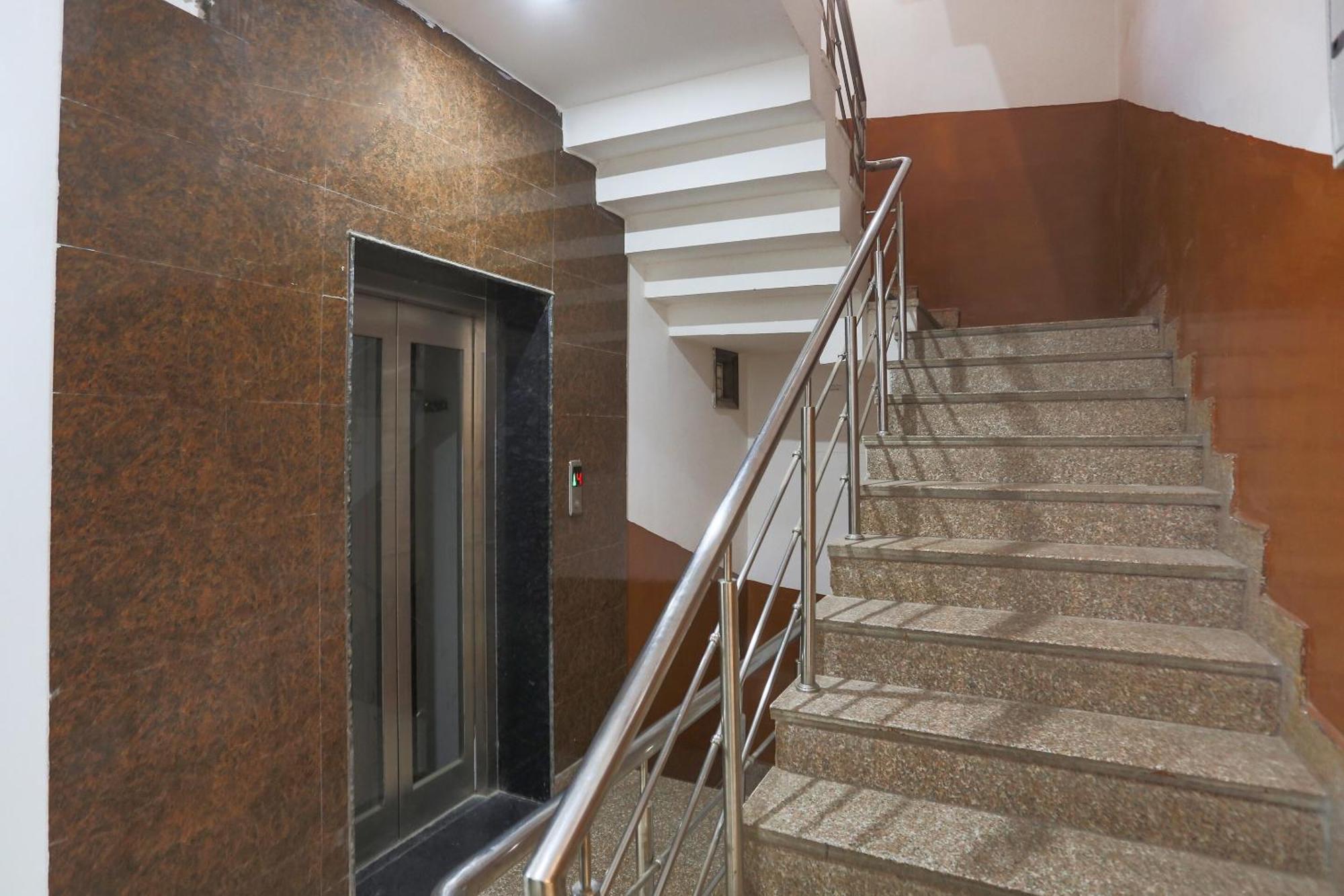 Hotel Capital O Ram Krishna Residency Near Artemis Hospital