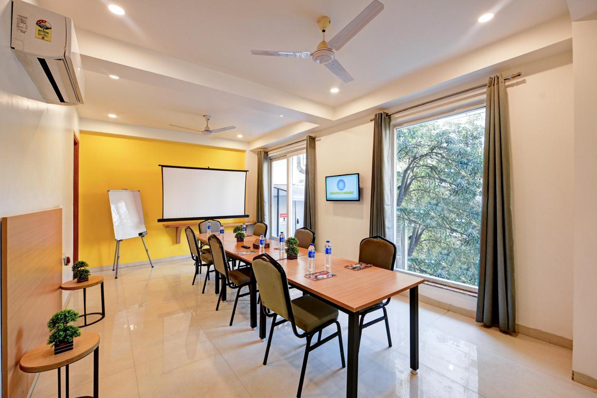 Hotel Aamantran Residency Hotel, Sohna Road, Sector 49, Gurugram 3*