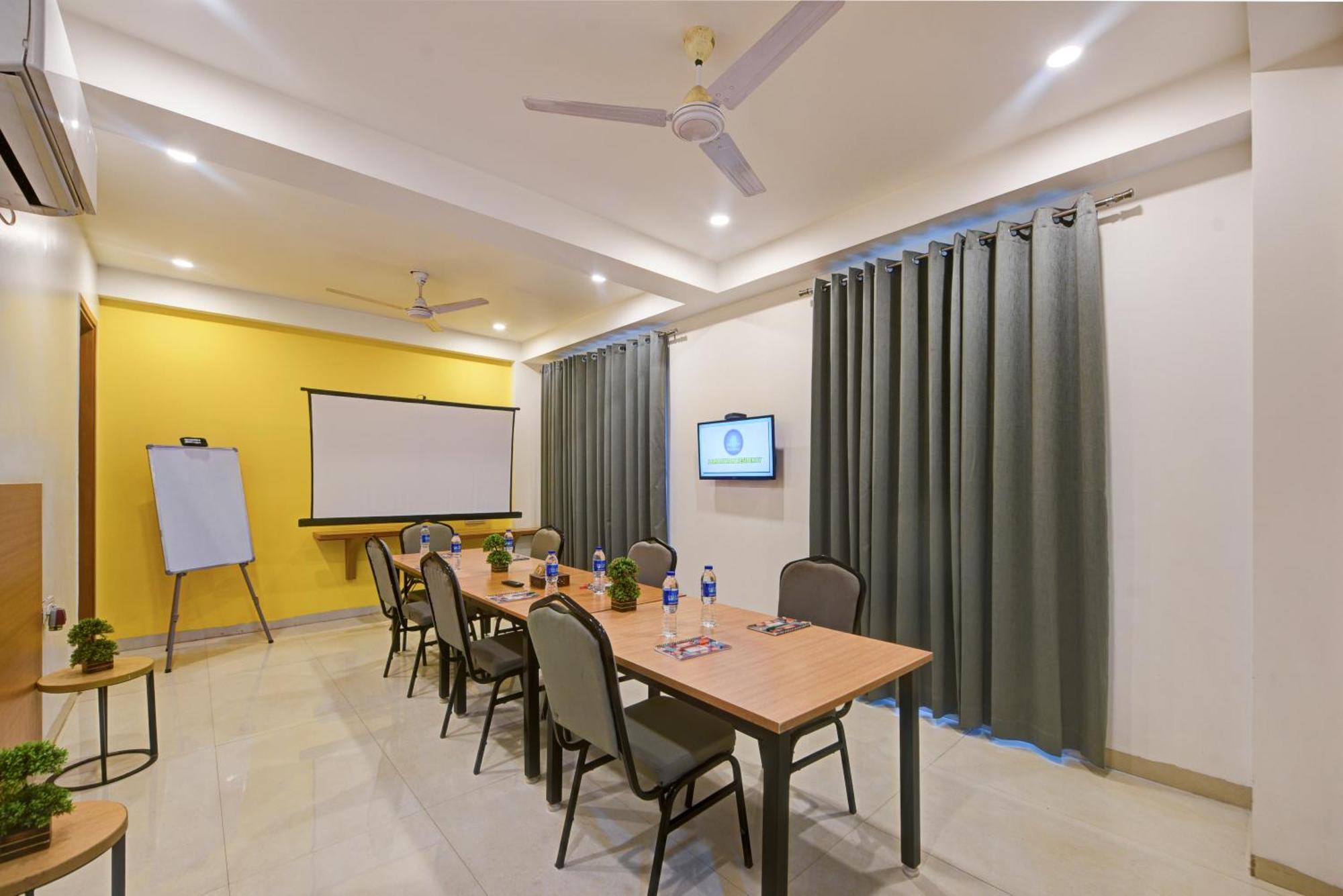 Aamantran Residency Hotel, Sohna Road, Sector 49, Gurugram 3* Gurgaon
