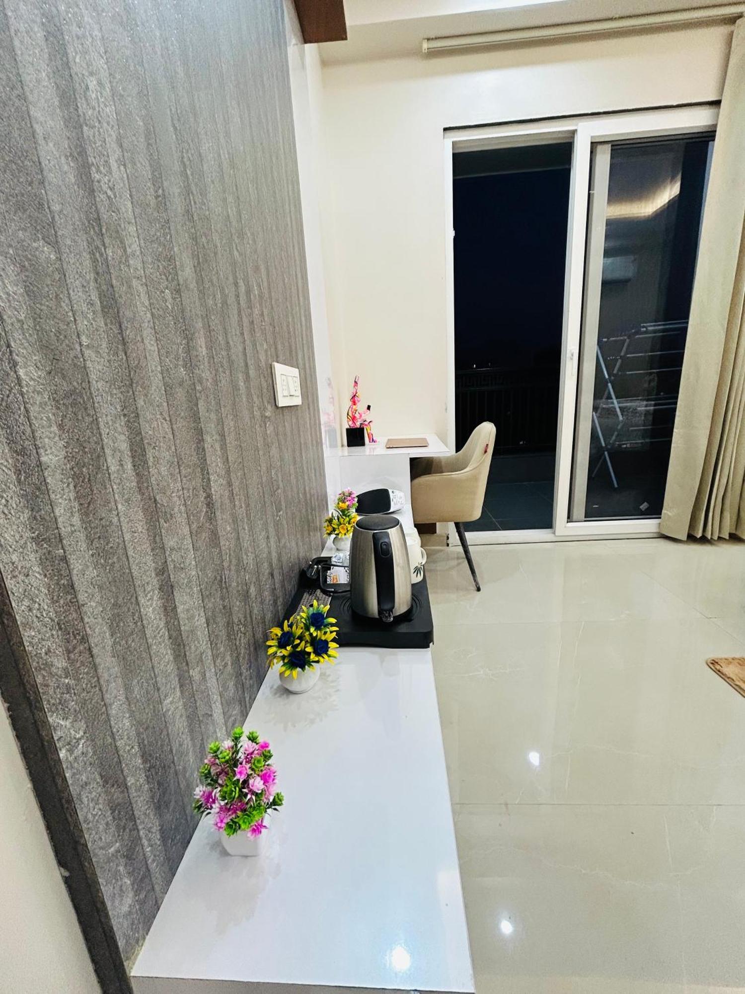 1 Bhk Serviced Apartments Sector 52 Near Millennium City Centre Metro Station