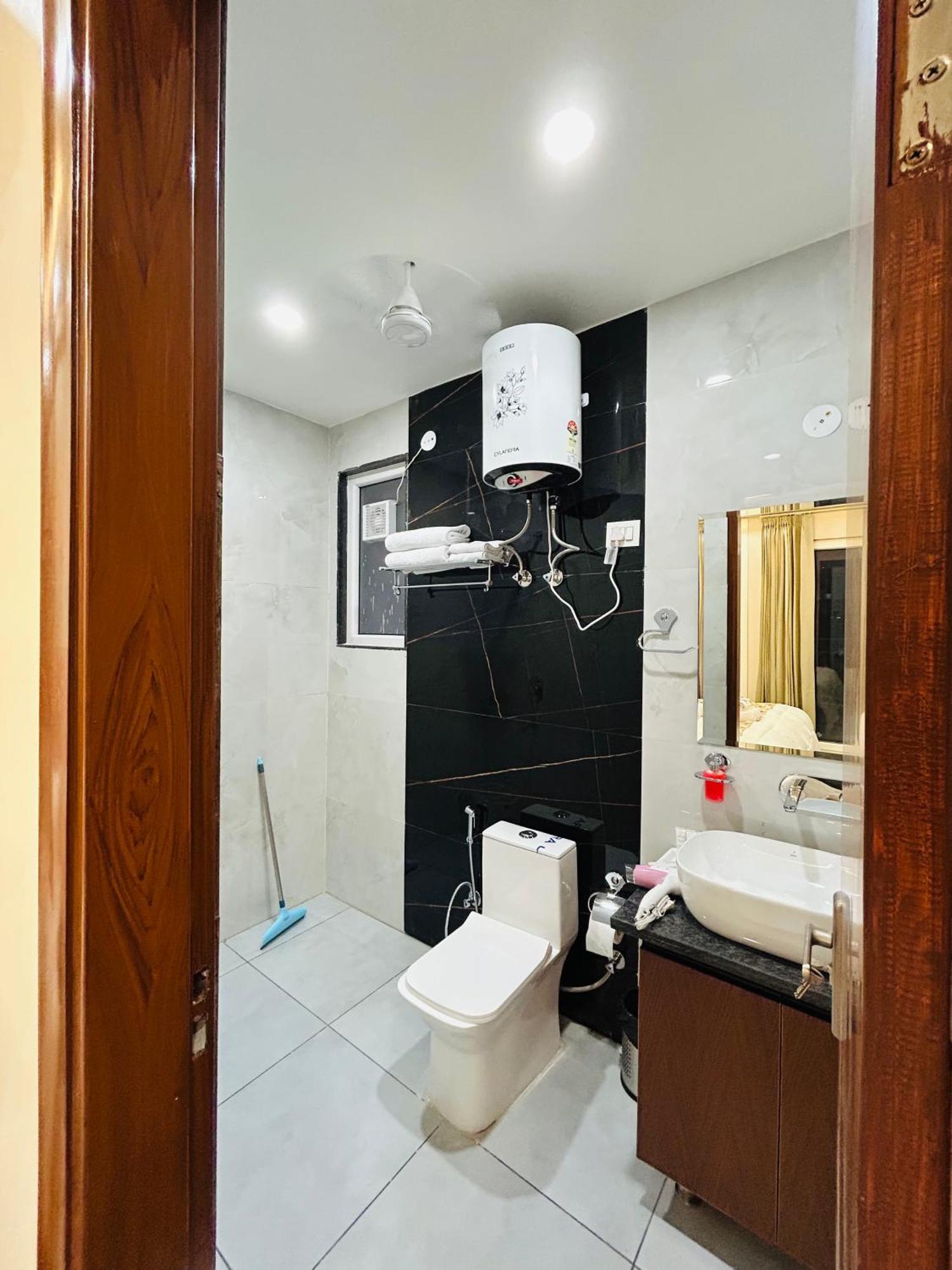 1 Bhk Serviced Apartments Sector 52 Near Millennium City Centre Metro Station *