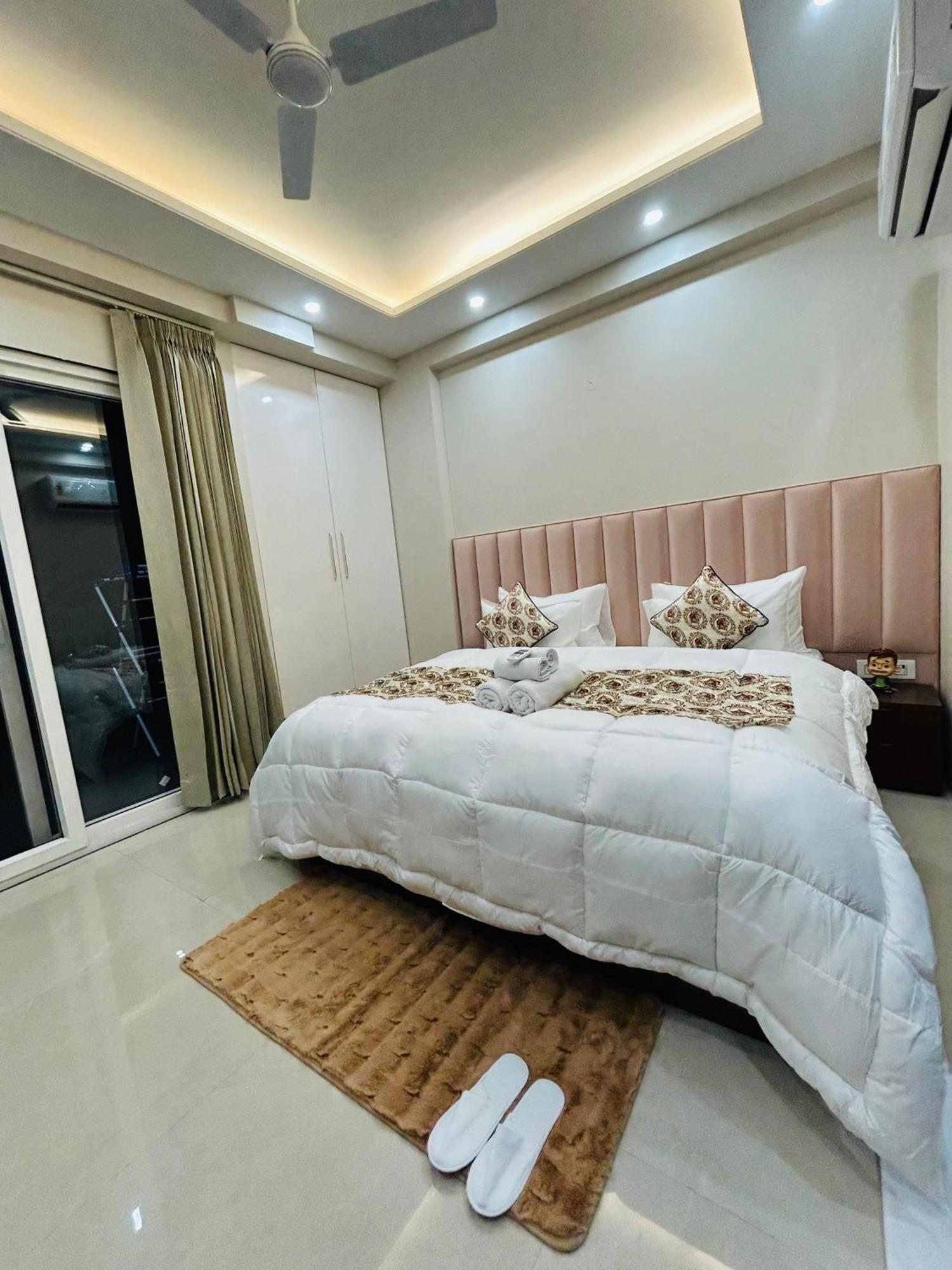 1 Bhk Serviced Apartments Sector 52 Near Millennium City Centre Metro Station * Gurgaon