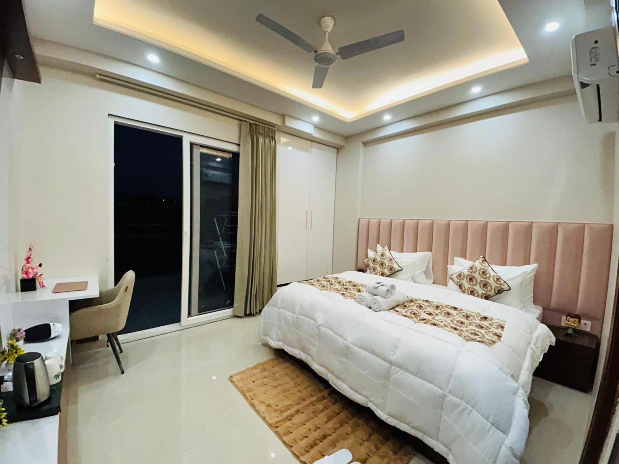 1 Bhk Serviced Apartments Sector 52 Near Millennium City Centre Metro Station *