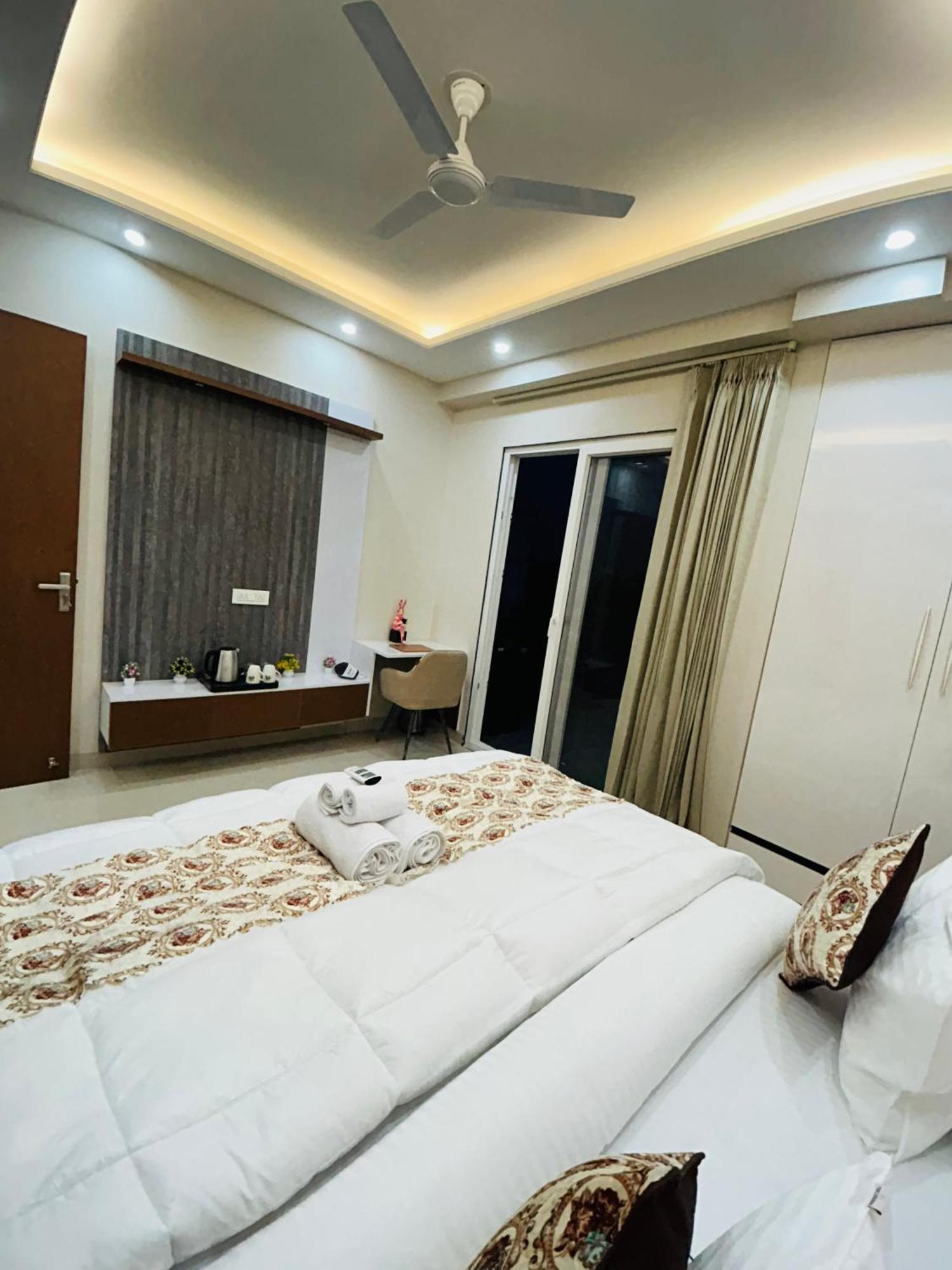 Aparthotel 1 Bhk Serviced Apartments Sector 52 Near Millennium City Centre Metro Station *