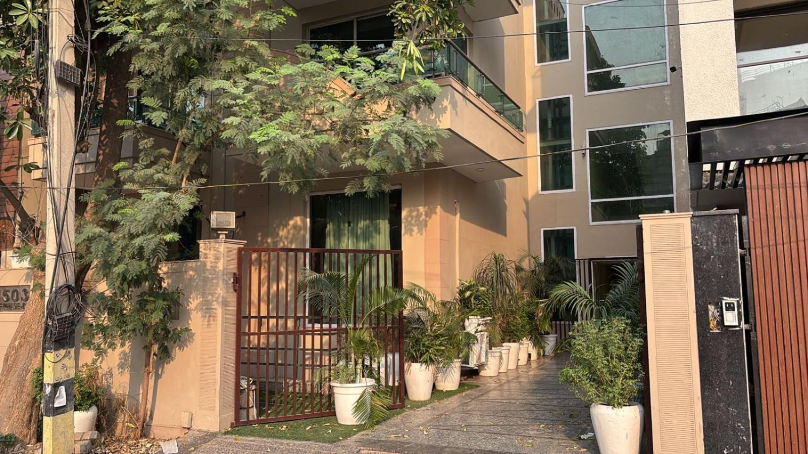 Hotel Posh - Golf Course Road 4*