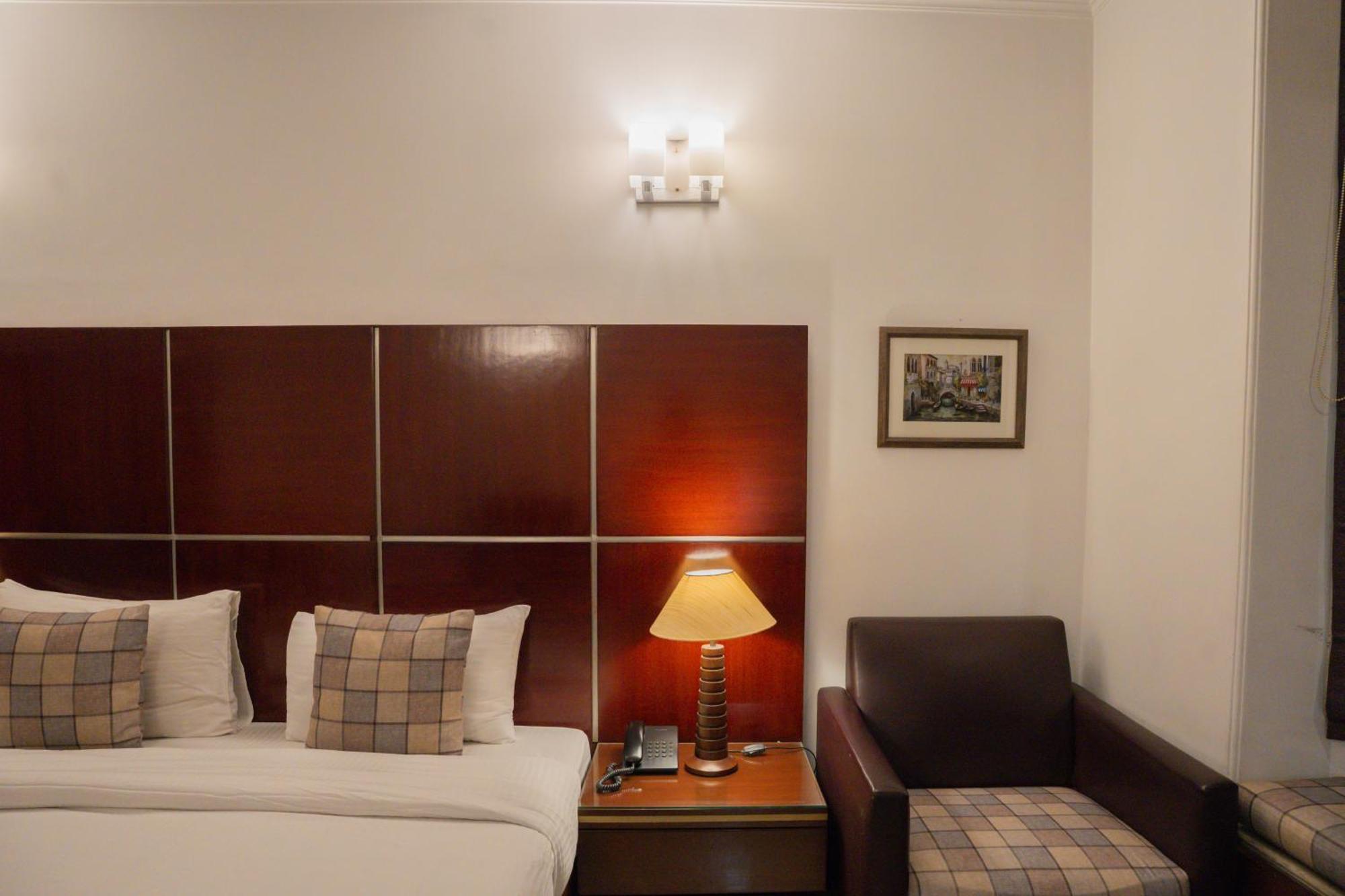 Hotel Ahuja Residency Dlf Phase 2 4*