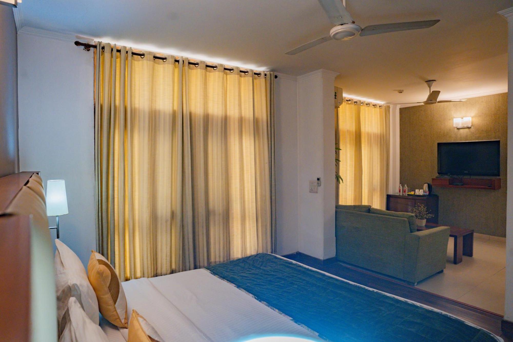 Ahuja Residency Dlf Phase 2 4* Gurgaon