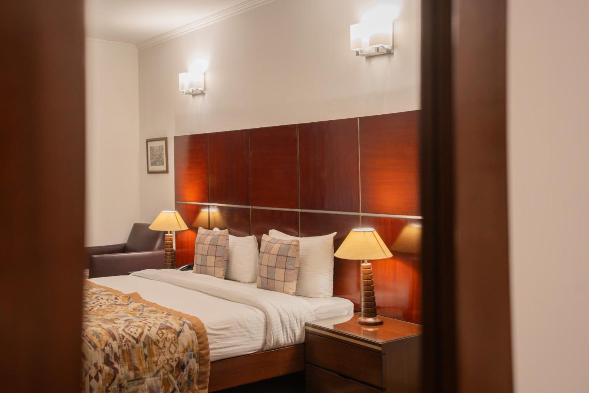 Hotel Ahuja Residency Dlf Phase 2 4*