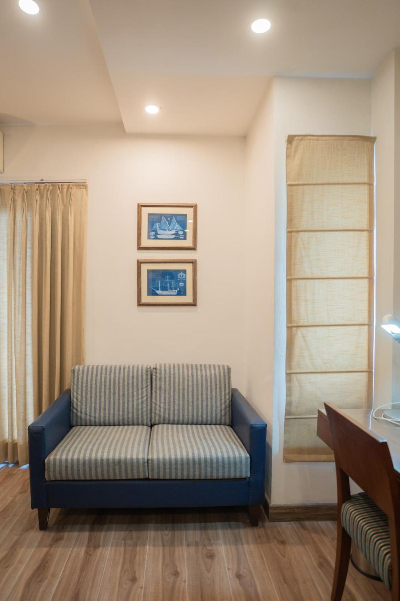 Ahuja Residency Dlf Phase 2 Hotel