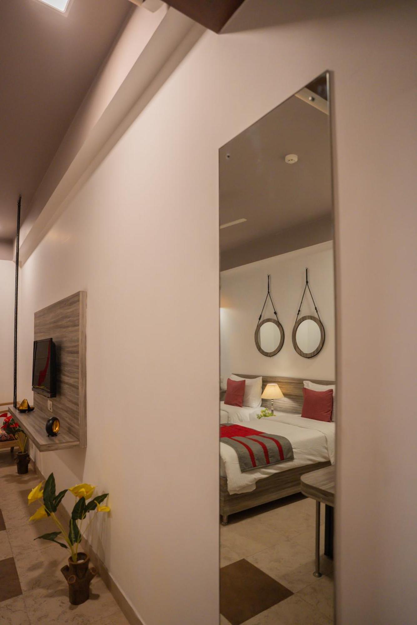 Ahuja Residency Parklane Guest house Gurgaon