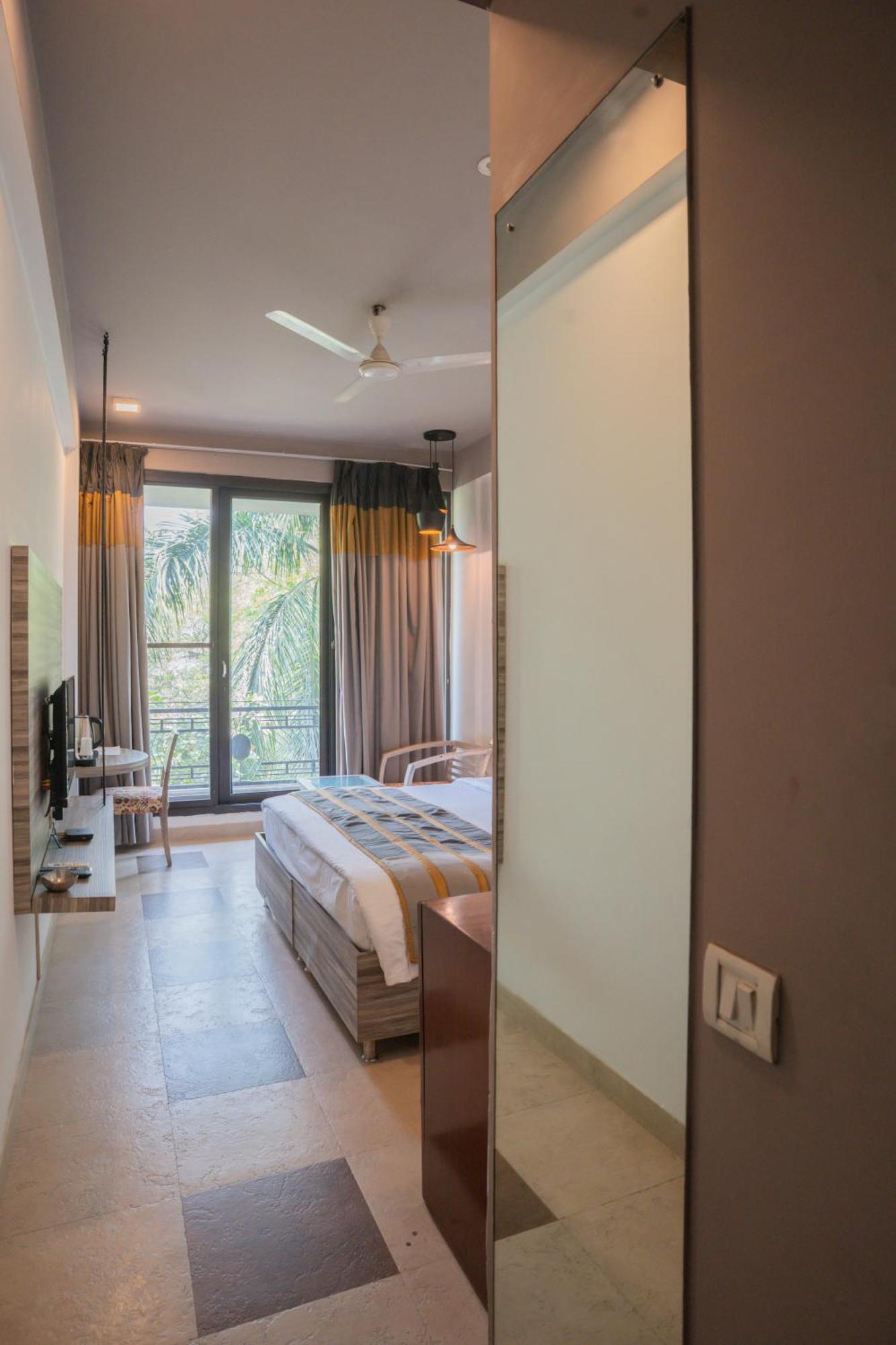 Guest house Ahuja Residency Parklane