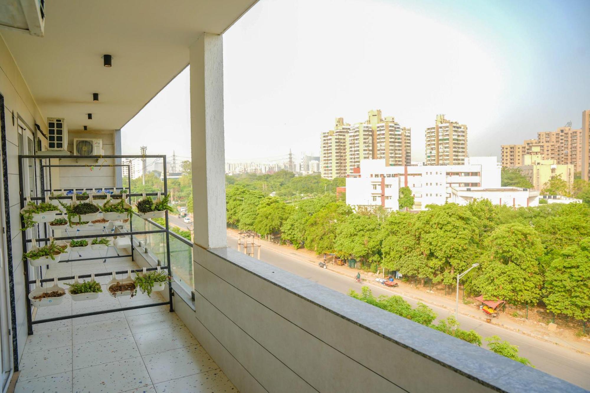 Serviced Luxury With Kitchenette & Balcony At Sector 45