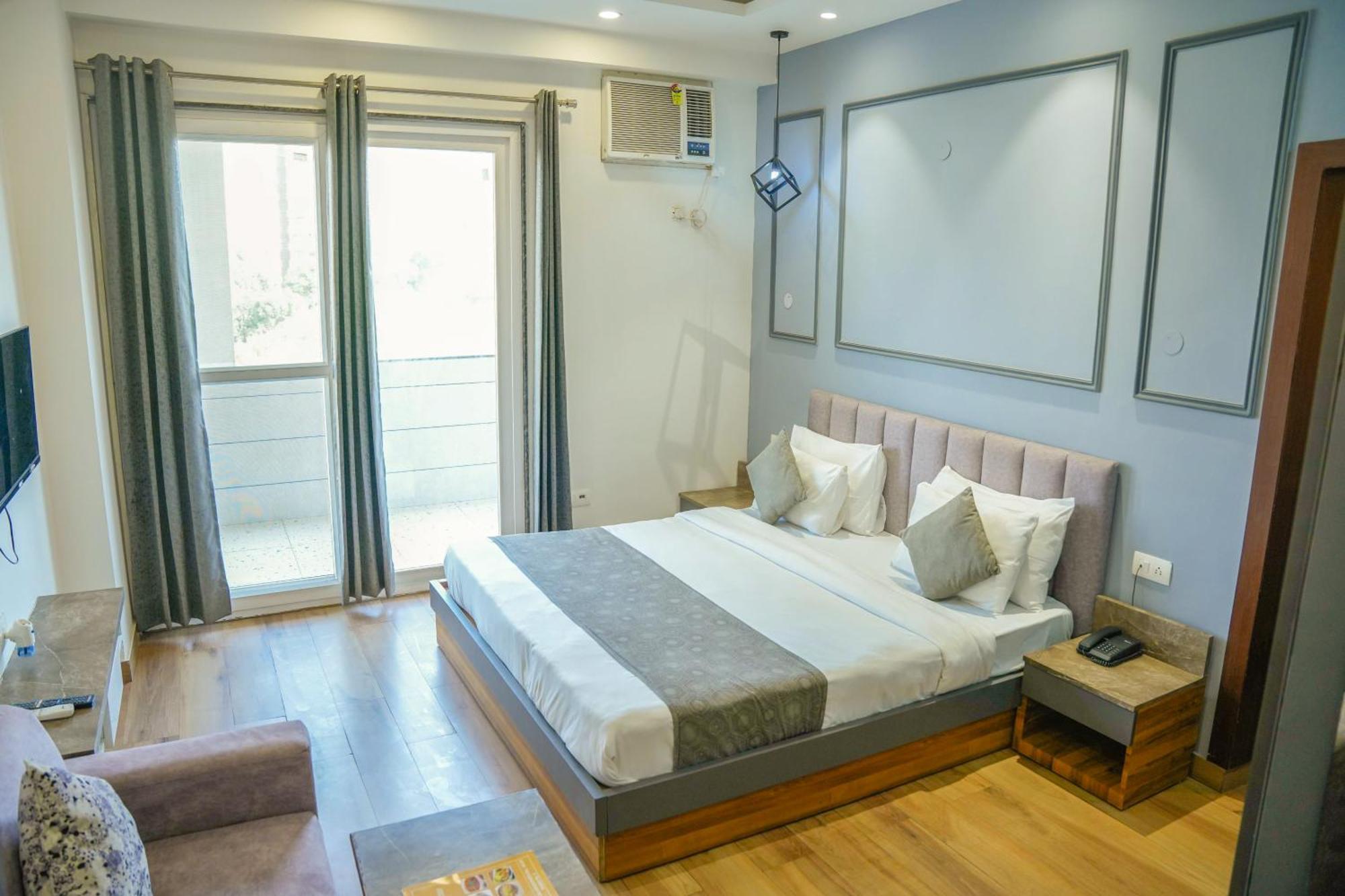 Serviced Luxury With Kitchenette & Balcony At Sector 45 Hotel Gurgaon