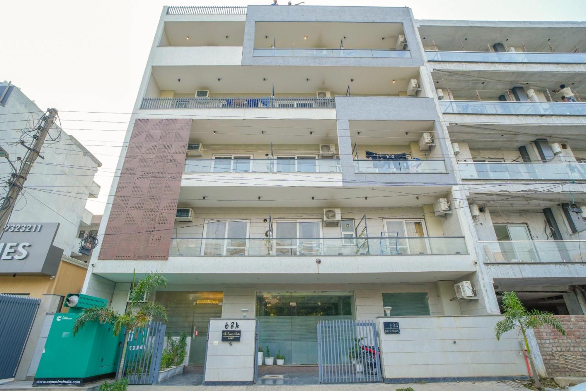 Serviced Luxury With Kitchenette & Balcony At Sector 45 2*