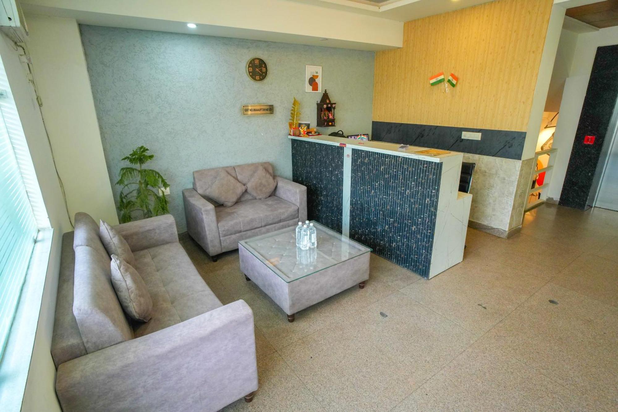 Hotel Serviced Luxury With Kitchenette & Balcony At Sector 45