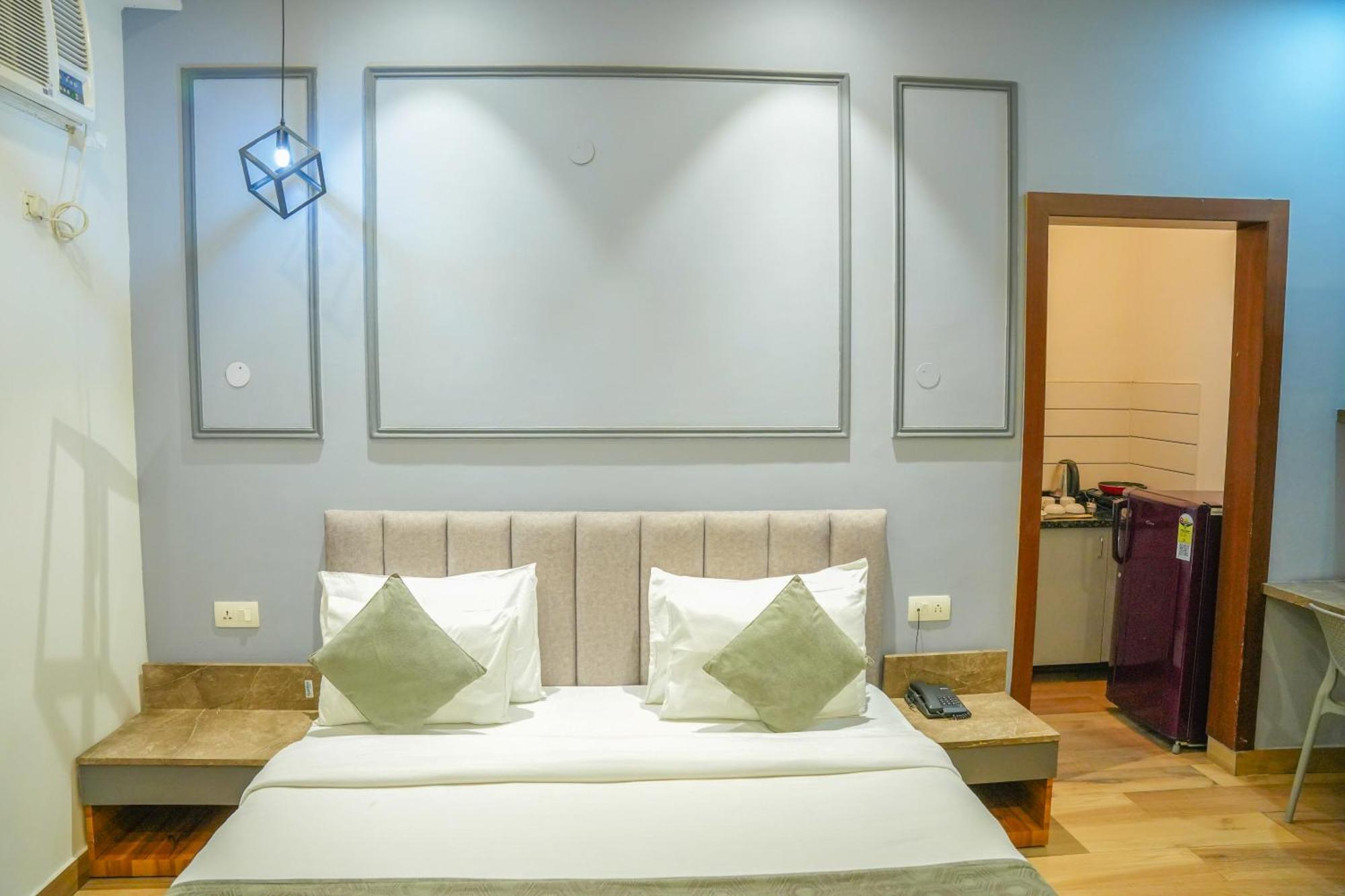 Hotel Serviced Luxury With Kitchenette & Balcony At Sector 45