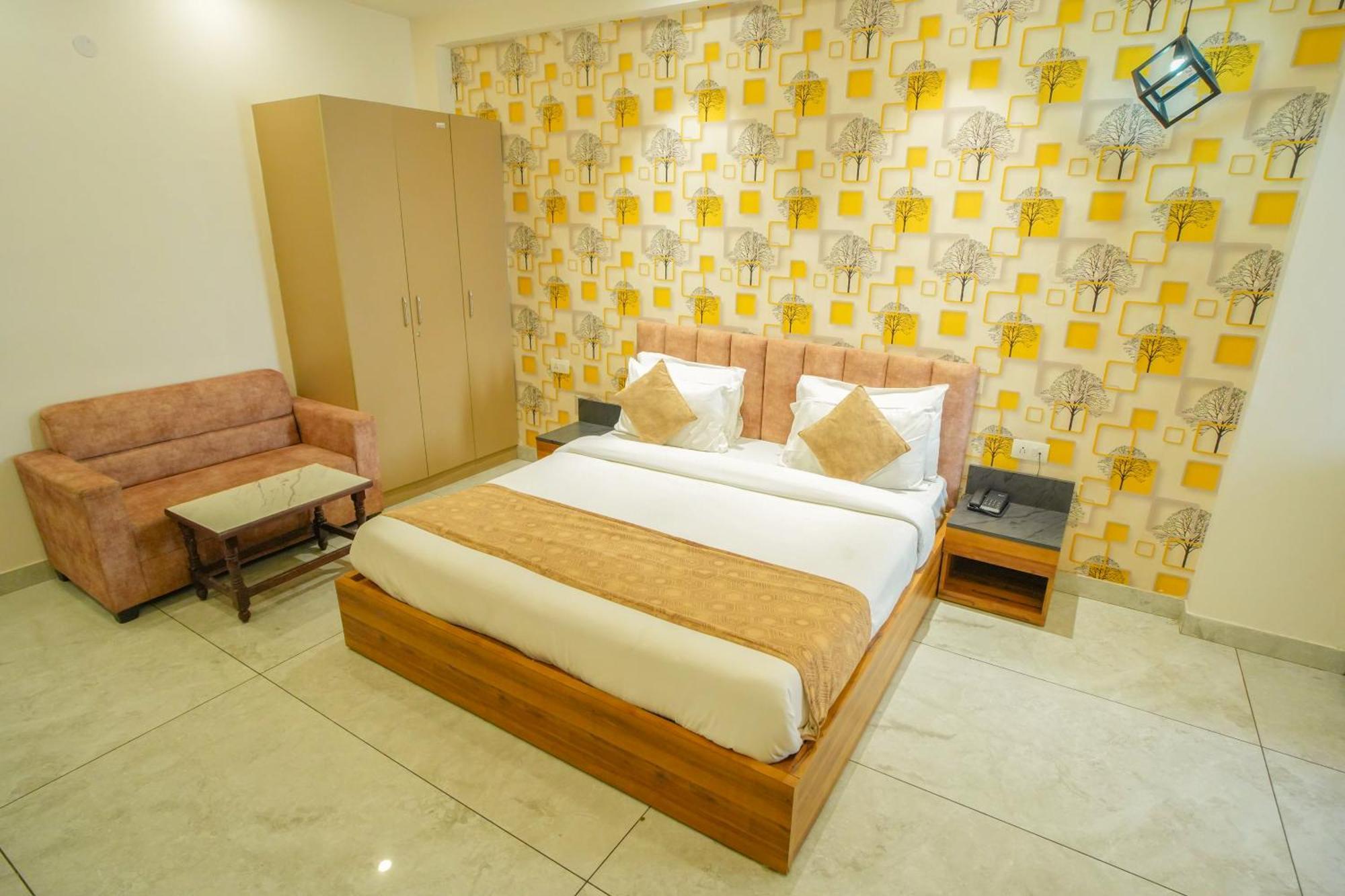 Hotel Serviced Luxury With Kitchenette & Balcony At Sector 45 2*