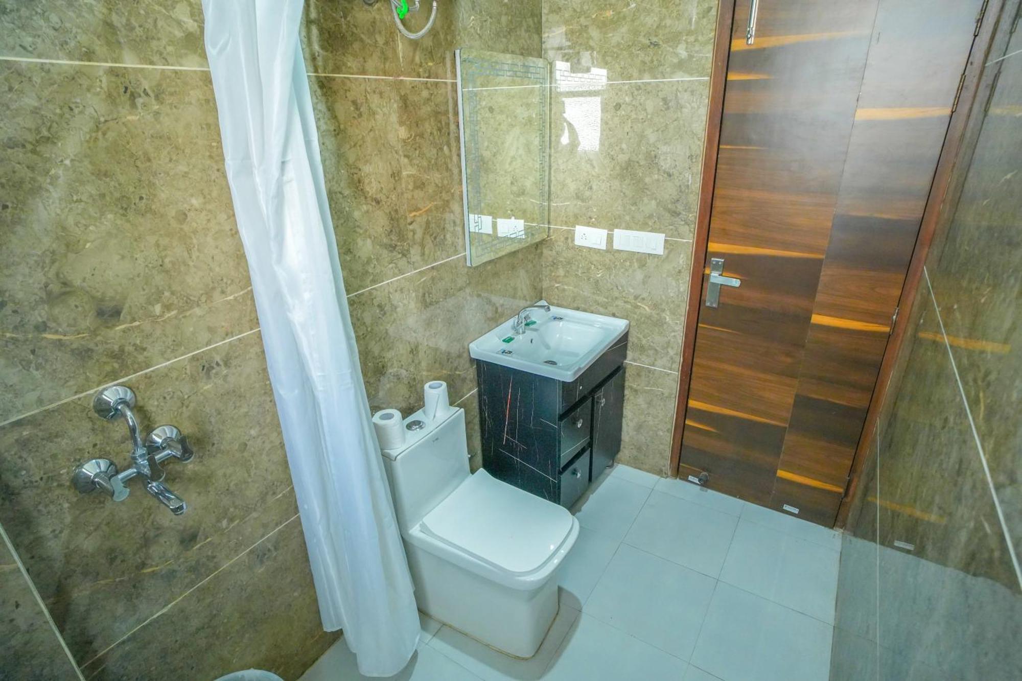 Serviced Luxury With Kitchenette & Balcony At Sector 45 2*