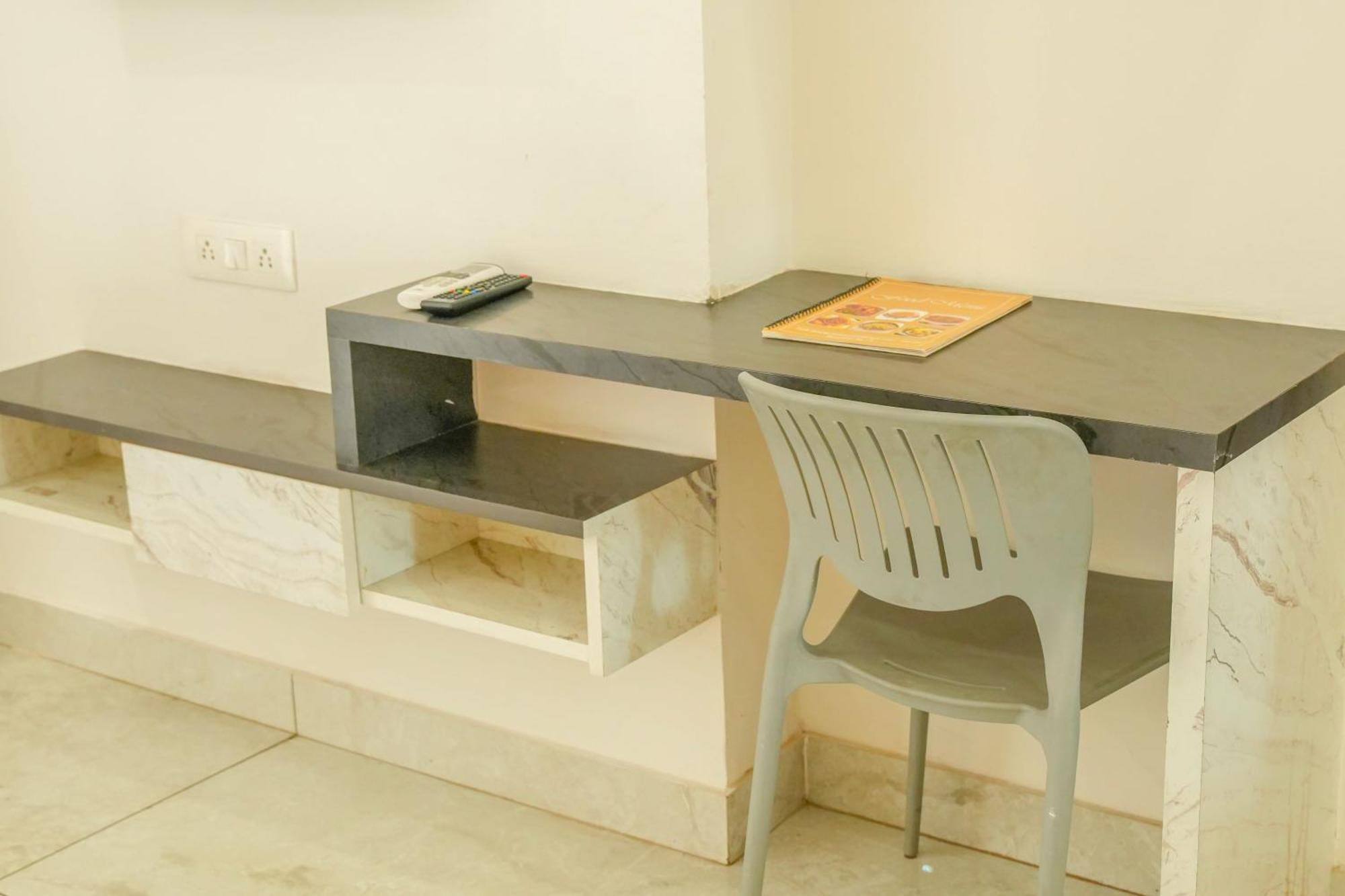 Hotel Serviced Luxury With Kitchenette & Balcony At Sector 45 2*