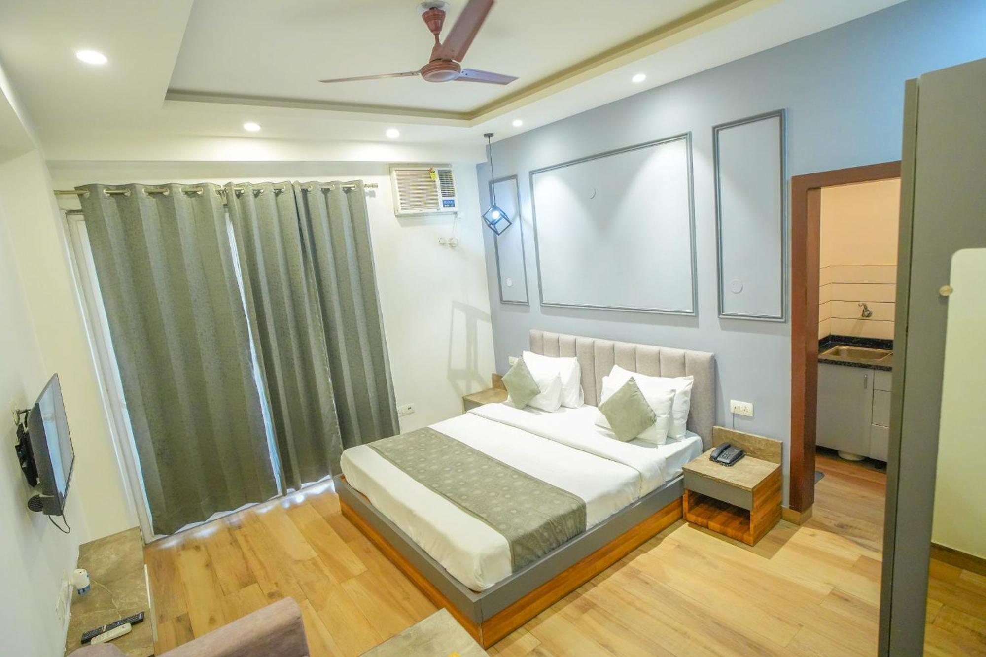 Serviced Luxury With Kitchenette & Balcony At Sector 45 Hotel Gurgaon
