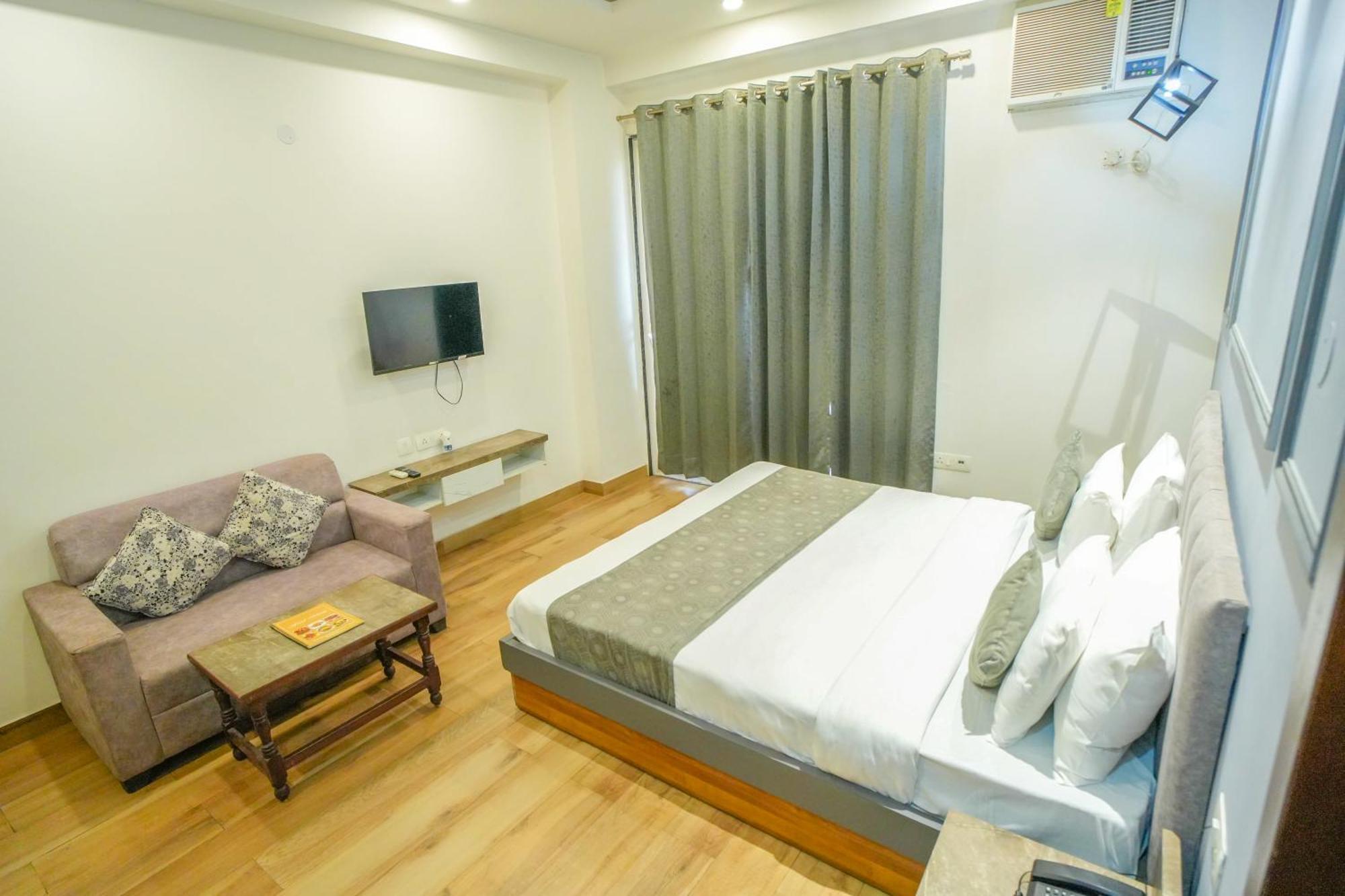 Serviced Luxury With Kitchenette & Balcony At Sector 45 2* Gurgaon