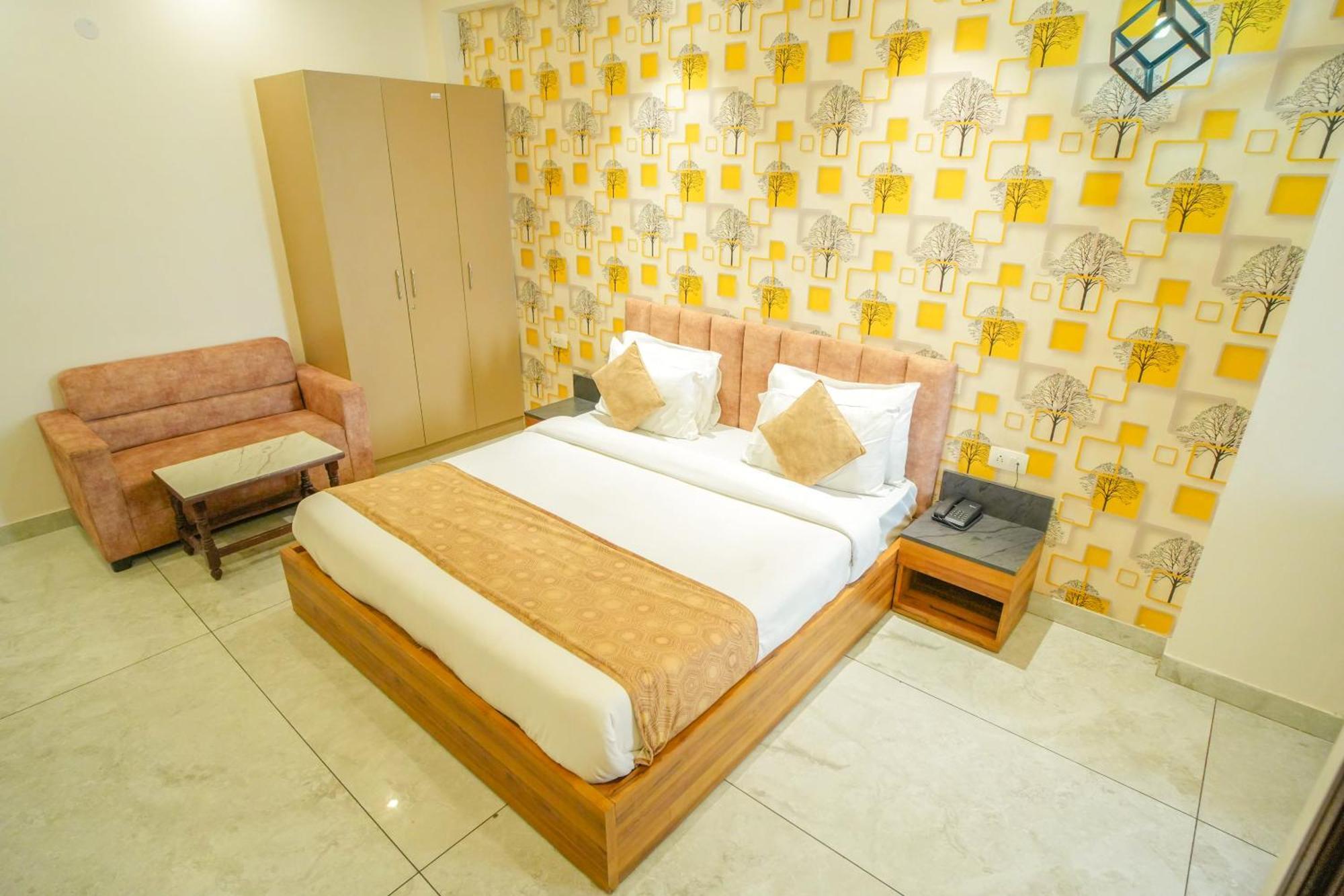 Serviced Luxury With Kitchenette & Balcony At Sector 45