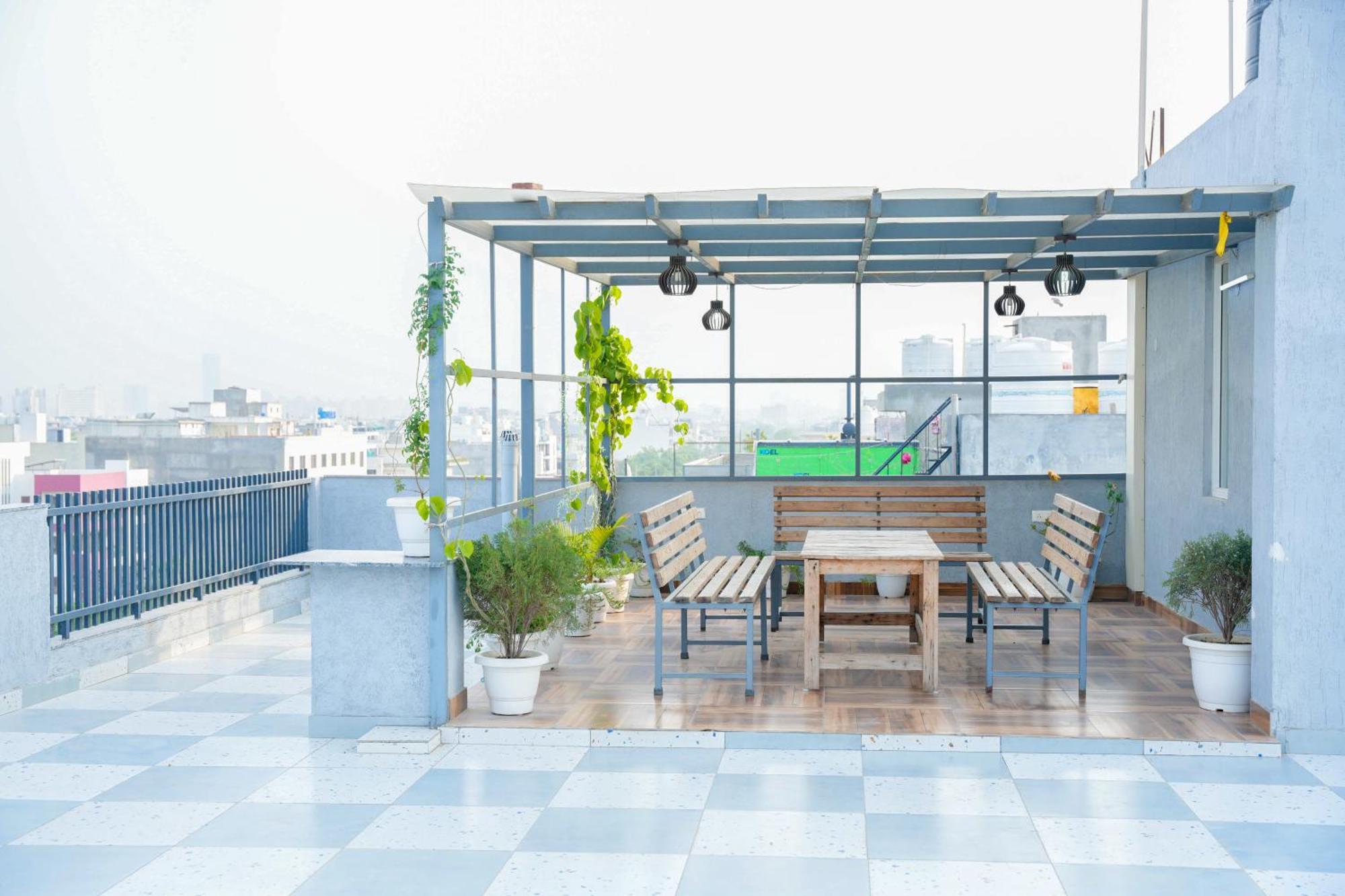 Serviced Luxury With Kitchenette & Balcony At Sector 45 Hotel 2*