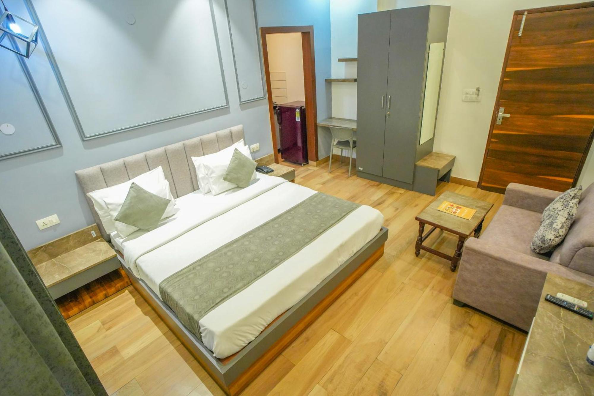 Serviced Luxury With Kitchenette & Balcony At Sector 45