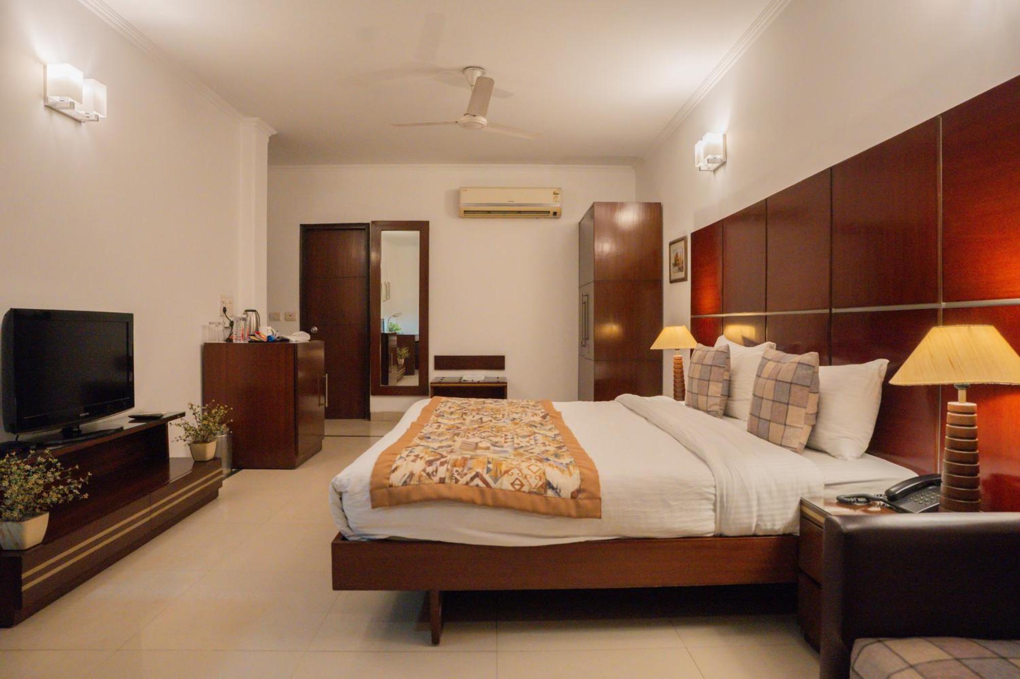 Ahuja Residency Dlf Phase 2 Hotel Gurgaon