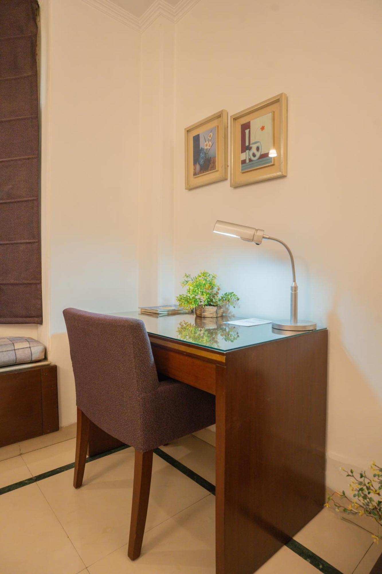 Hotel Ahuja Residency Dlf Phase 2