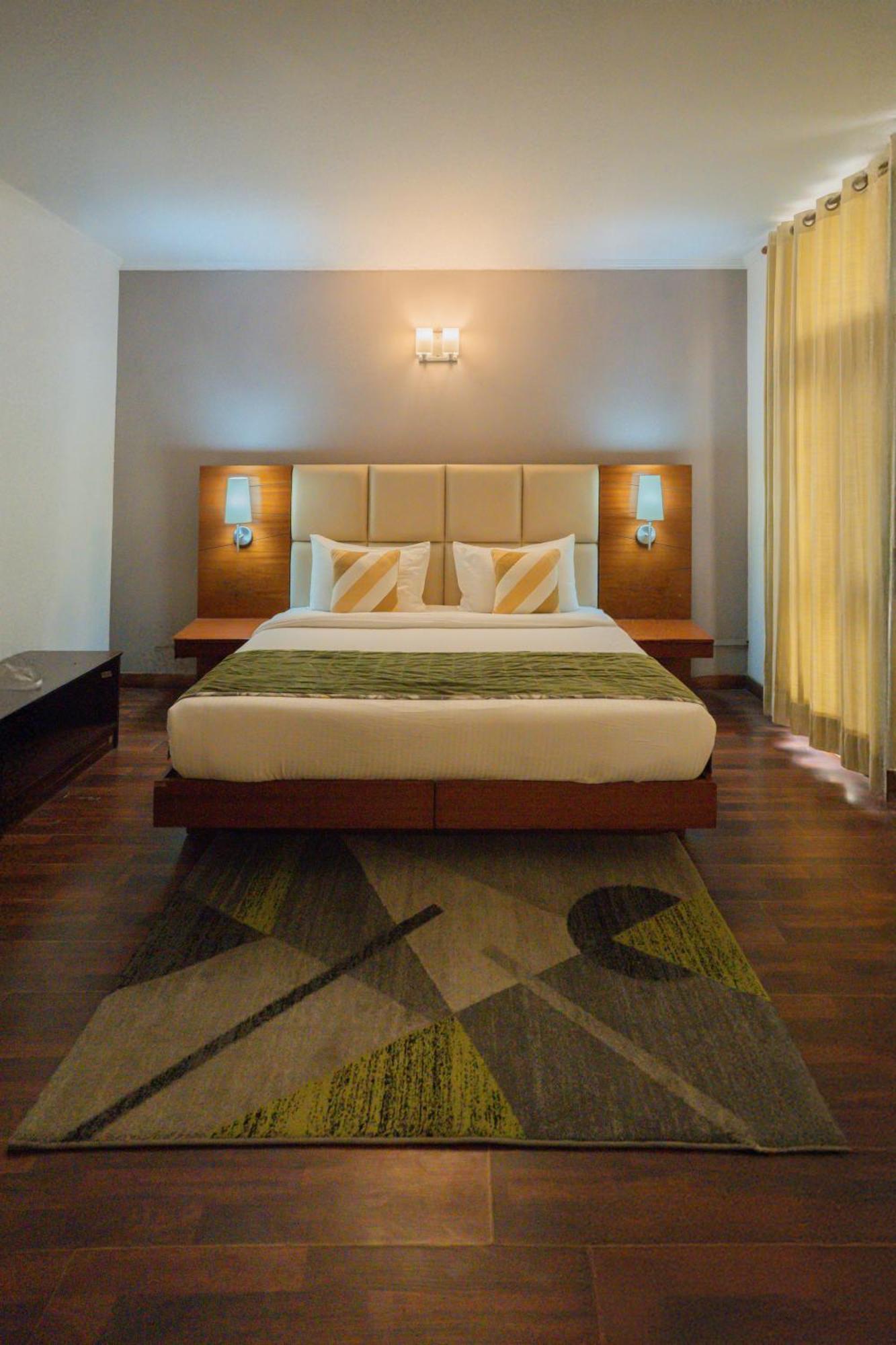 Ahuja Residency Dlf Phase 2 Hotel 4*