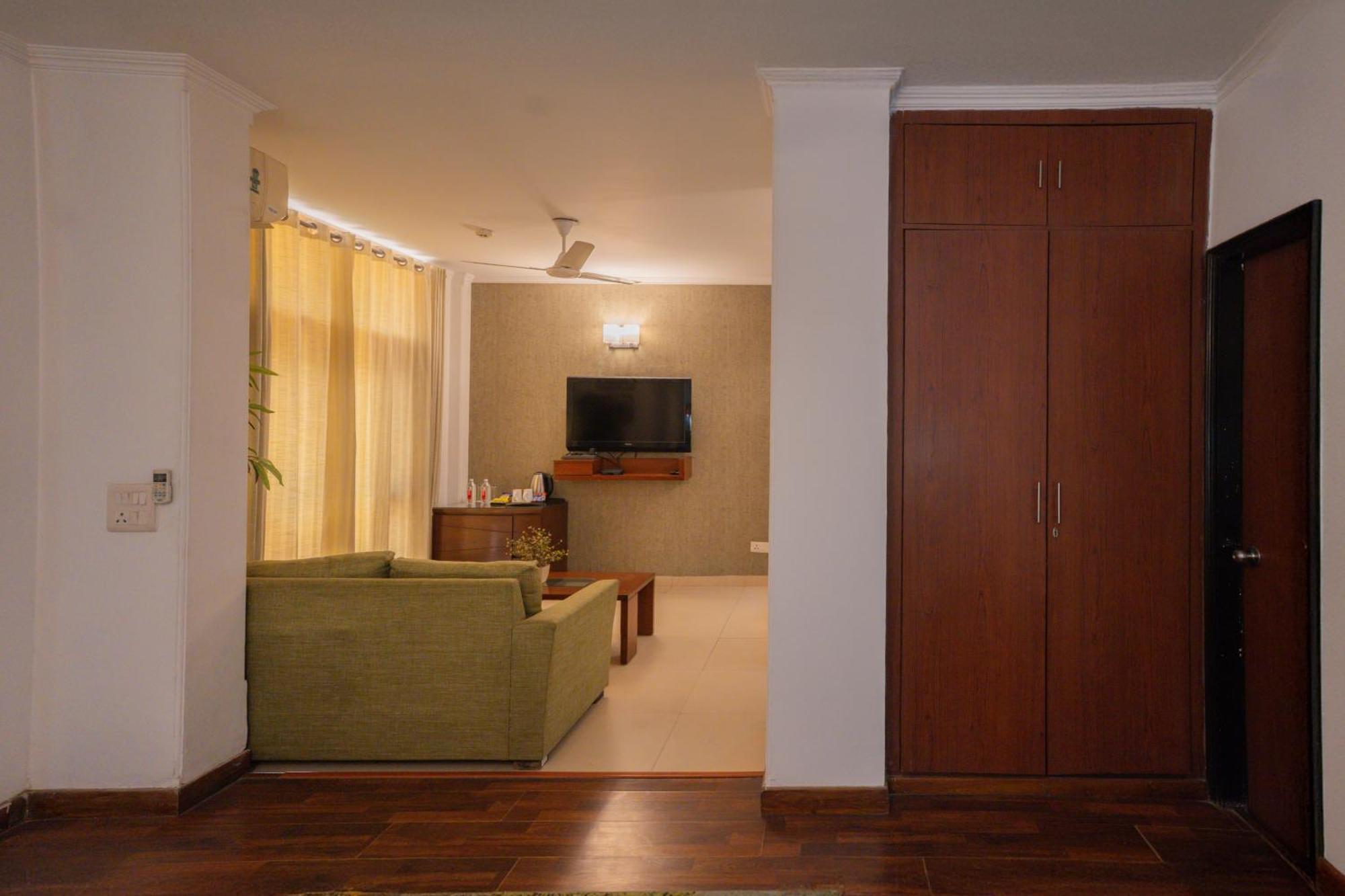 Ahuja Residency Dlf Phase 2 4* Gurgaon