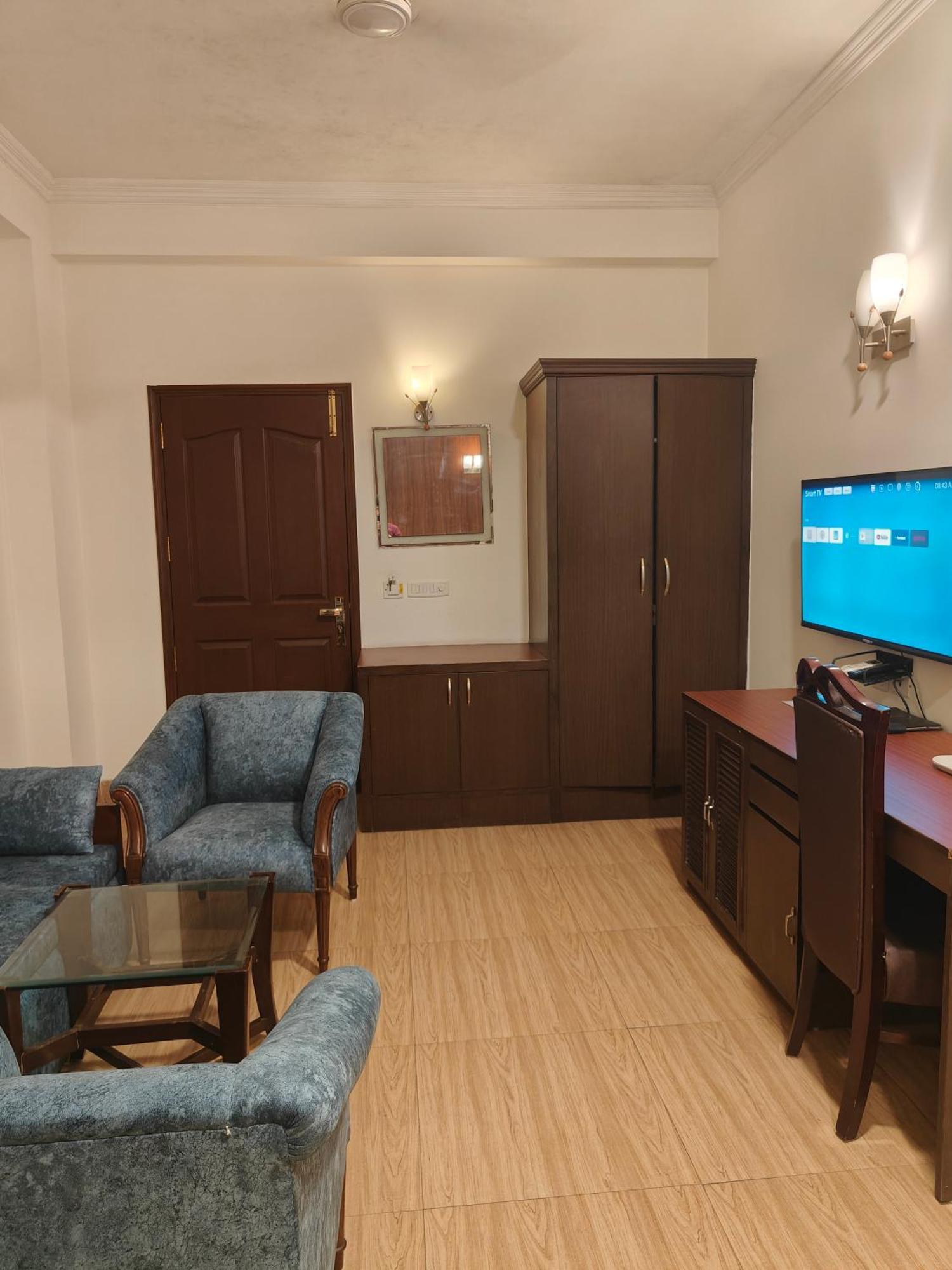 Tavisha Golf Course Mg Road Guest house Gurgaon