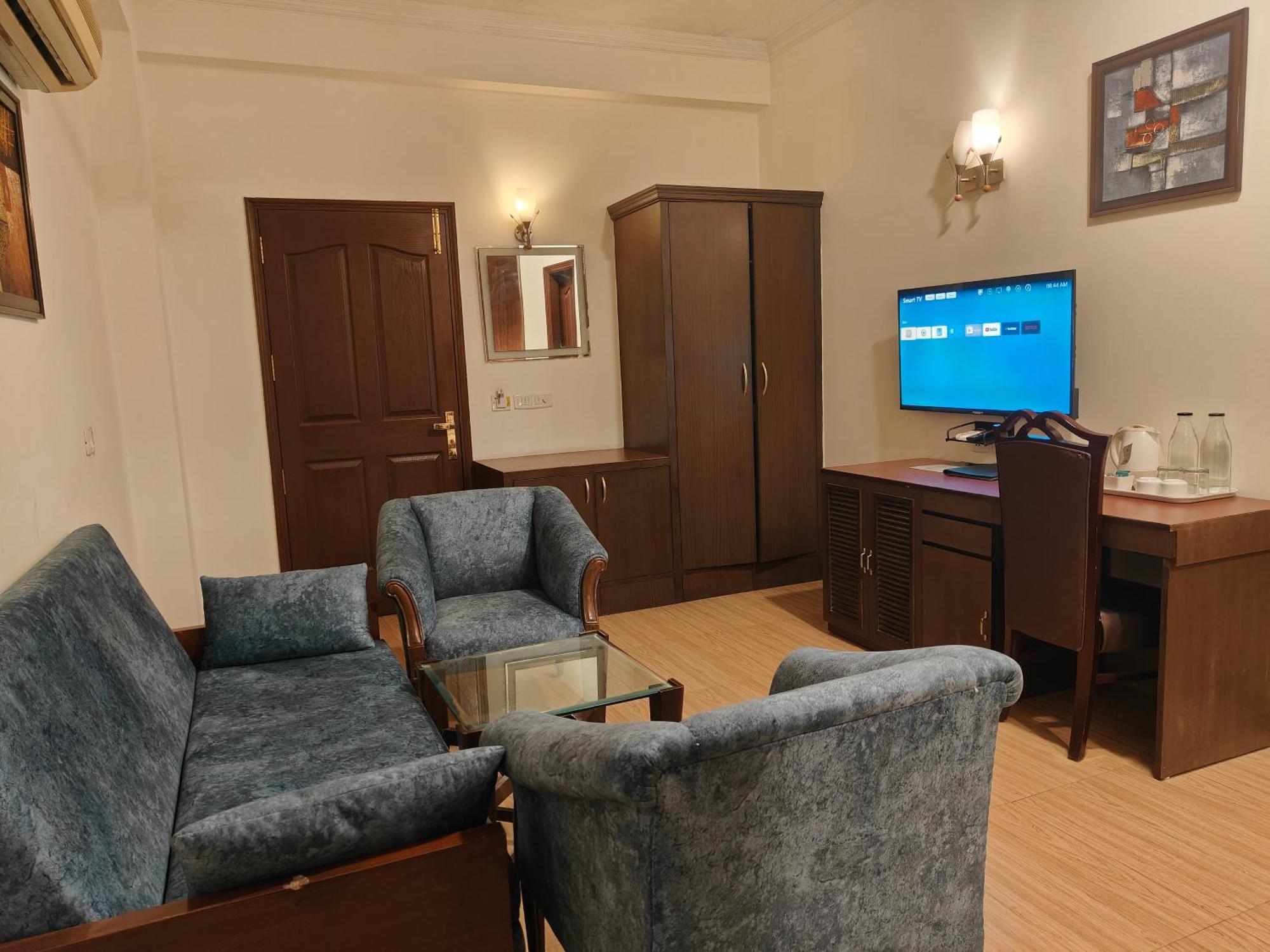 Guest house Tavisha Golf Course Mg Road 3*