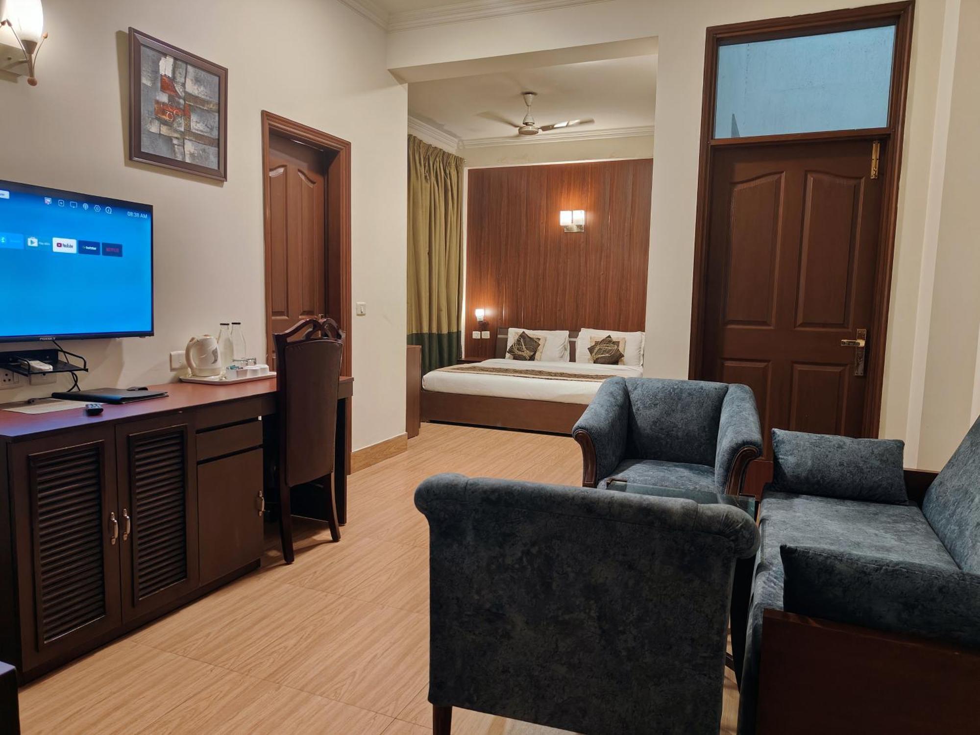 Guest house Tavisha Golf Course Mg Road Gurgaon