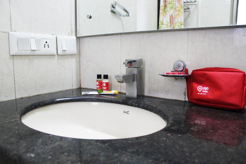 Oyo Premium Galleria Market Dlf 4 Gurgaon