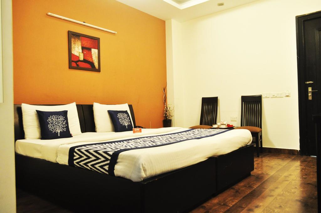 Oyo Premium Galleria Market Dlf 4 Gurgaon