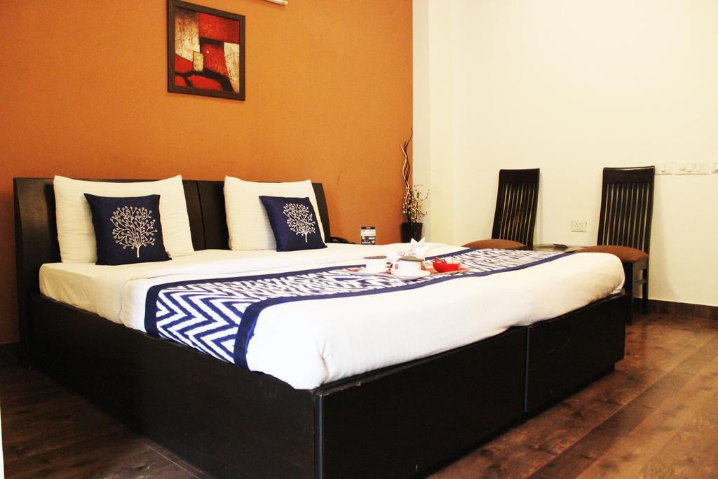 Hotel Oyo Premium Galleria Market Dlf 4 Gurgaon