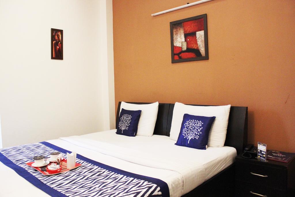 Oyo Premium Galleria Market Dlf 4 Hotel