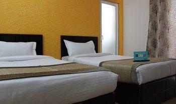 Hotel Fabhotel Cyber Park