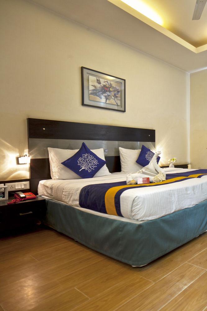 Oyo Premium Dlf Club 3* Gurgaon