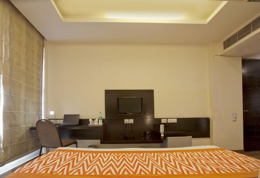 Oyo Premium Dlf Club 3*