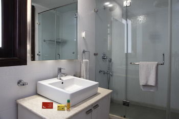 Fabhotel Golf Course Road 3*