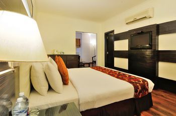 Crossroads Hotel 3*