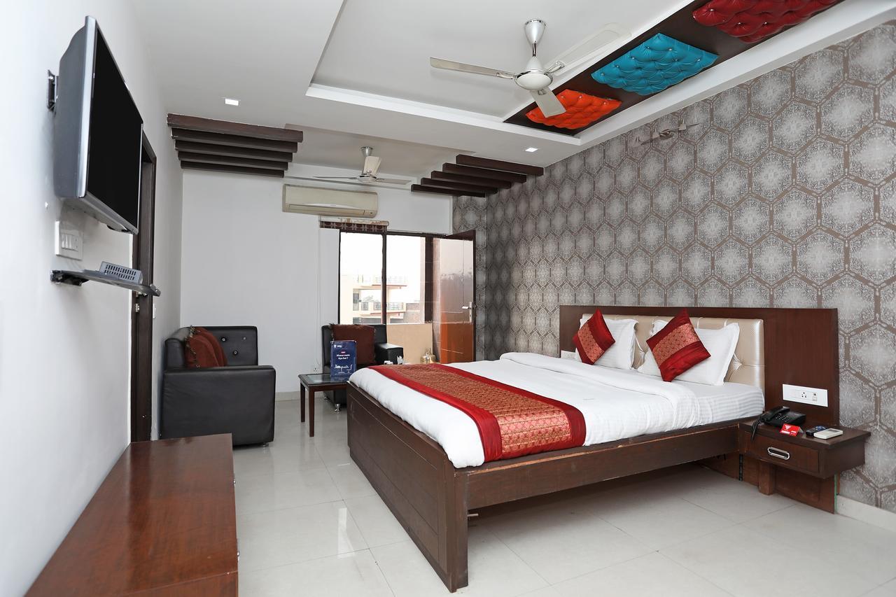 Capital O 10025 Hotel Flora Inn Hotel 3*