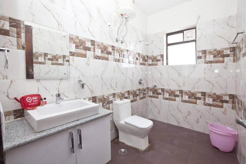 Hotel Oyo Huda Center Market Gurgaon