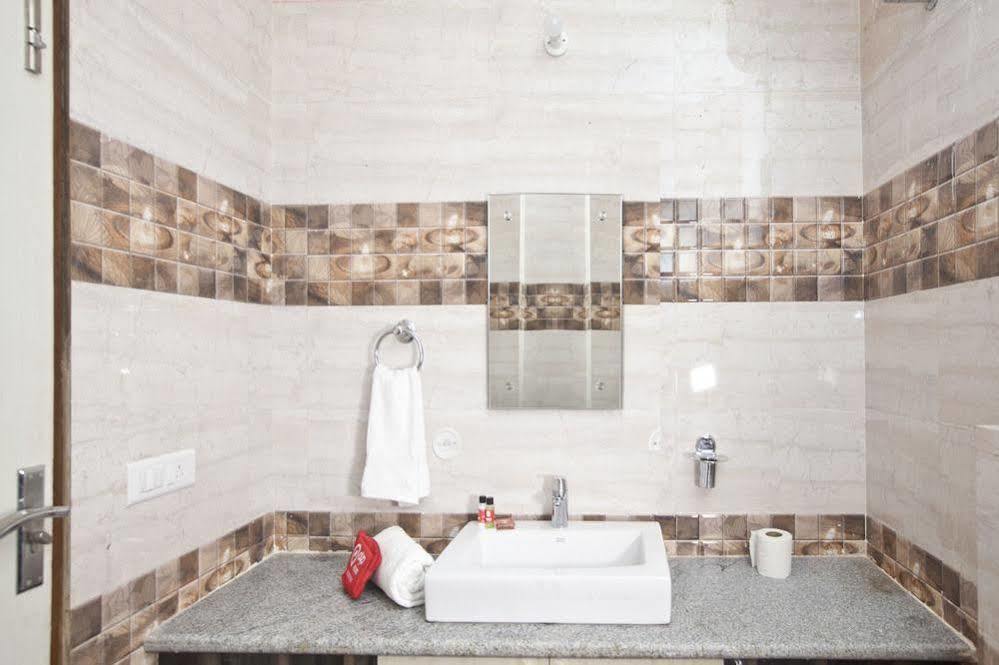 Oyo Huda Center Market Hotel Gurgaon