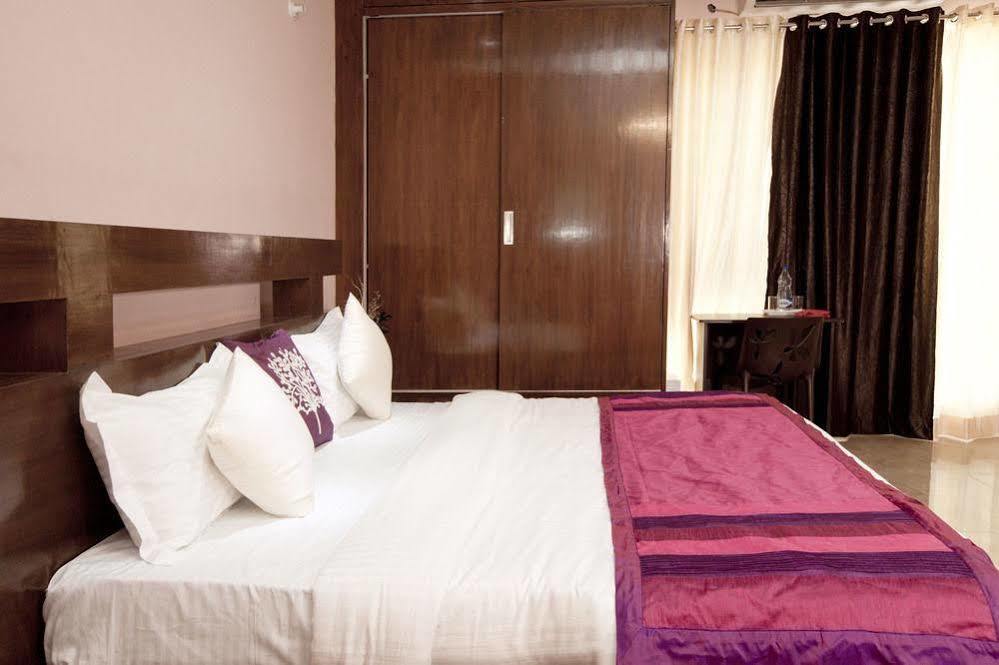 Oyo Huda Center Market Hotel Gurgaon